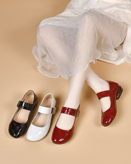 Round -headed Mary Zhen Shoes Female Spring Season Press the Hua Niu patent leather, buckle low heel small single shoes