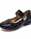 Round -headed Mary Zhen Shoes Female Spring Season Press the Hua Niu patent leather, buckle low heel small single shoes