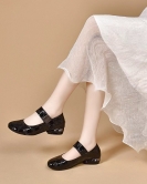 Round -headed Mary Zhen Shoes Female Spring Season Press the Hua Niu patent leather, buckle low heel small single shoes