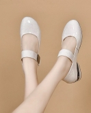 Round -headed Mary Zhen Shoes Female Spring Season Press the Hua Niu patent leather, buckle low heel small single shoes