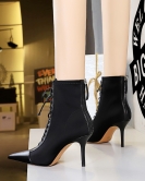 Fashion sex, showing thin women's boots, thin heels, high -heeled and pointed tip lacers cross -binding short boots