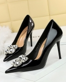 Wind banquet High -heeled shoes Women's shoe fine heel patent leather shallow mouth pointed rhinestone buckle single shoes