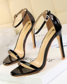 Wind and fashionable ultra -high heels of patent leather open -toe characters with sandals summer sexy nightclub women's high heels