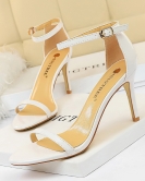 Wind and fashionable ultra -high heels of patent leather open -toe characters with sandals summer sexy nightclub women's high heels