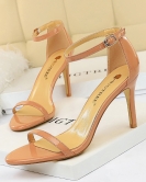 Wind and fashionable ultra -high heels of patent leather open -toe characters with sandals summer sexy nightclub women's high heels