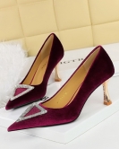 Wind banquet High -heeled shoes thickened fluffy, shallow mouth, pointed triangular metal rhinestone buckle single shoes