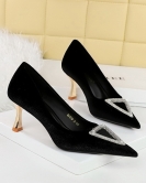 Wind banquet High -heeled shoes thickened fluffy, shallow mouth, pointed triangular metal rhinestone buckle single shoes