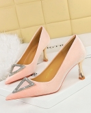 Wind banquet High -heeled shoes thickened fluffy, shallow mouth, pointed triangular metal rhinestone buckle single shoes