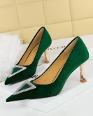 Wind banquet High -heeled shoes thickened fluffy, shallow mouth, pointed triangular metal rhinestone buckle single shoes