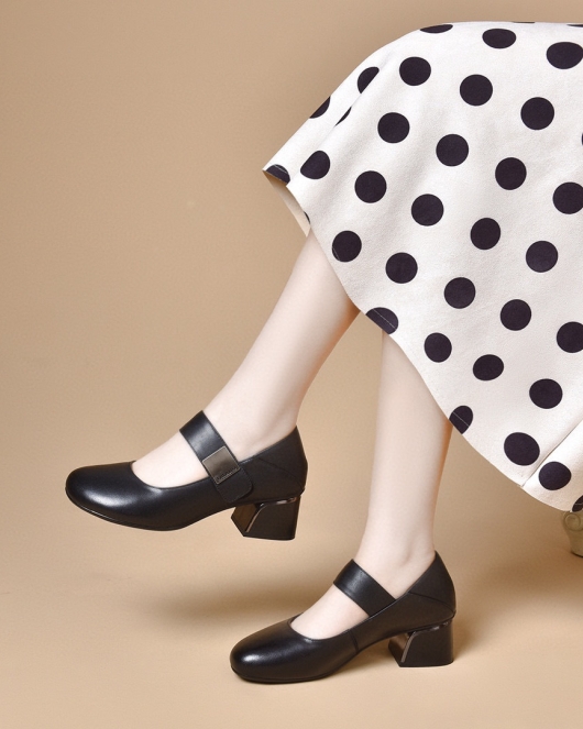 Round -headed shoes Female spring and summer word buckle shallow mouth Maryzhen shoes two high -level cowhide small single shoes