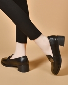 Shoes Female round head, one foot pedal black leather shoes, thick heel sheep leather four seasons single shoes entity