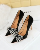 Banquet high -heeled shoe wind heel ultra -high heel pointed -headed satin rhinestone bowls single shoes